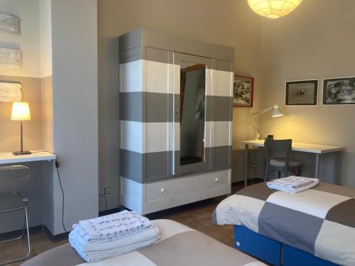 博尔戈马内罗La casa di Garibaldi的酒店客房,设有两张床和镜子