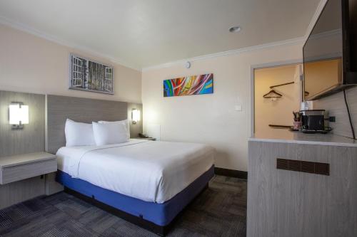 弗拉格斯塔夫阿斯本弗拉格斯塔夫/大峡谷旅馆套房酒店的酒店客房设有一张大床和一个厨房。