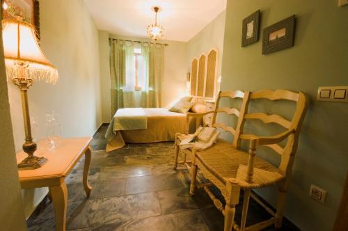 Seares拉斯里拉民宿的一间卧室配有一张床、一把椅子和一张桌子