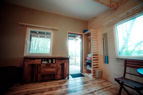 科克尼斯Rijnieki upes namiņš的客房设有2扇窗户,铺有木地板。