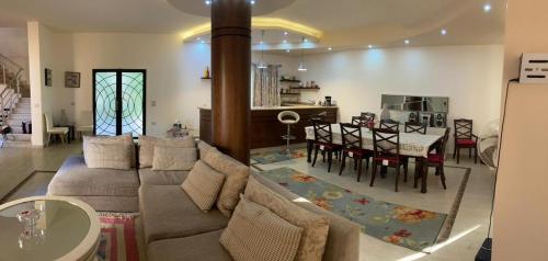 亚历山大Relaxation Villa with private pool的带沙发的客厅和用餐室