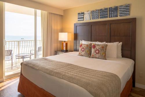 Bluegreen Vacations Casa Del Mar客房内的一张或多张床位