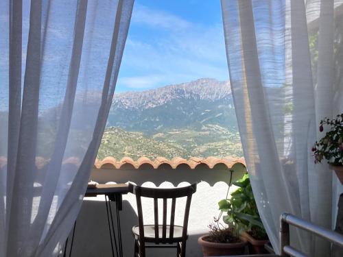 奥尔戈索洛Canduleri的阳台享有山景,配有桌椅。