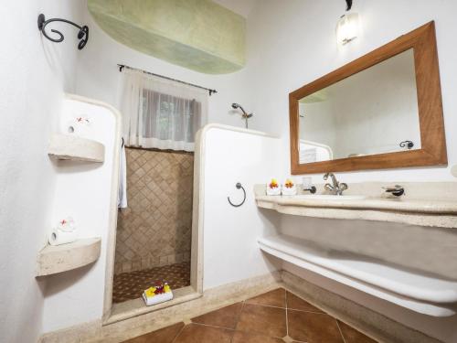 萨玛拉Villa Sandy en Samara Rocks的一间带水槽和镜子的浴室