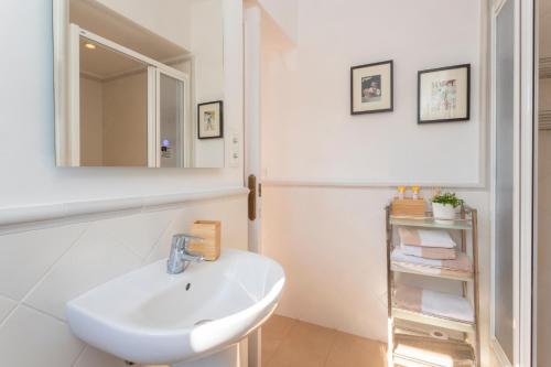 锡切斯安东尼奥之家酒店的白色的浴室设有水槽和镜子