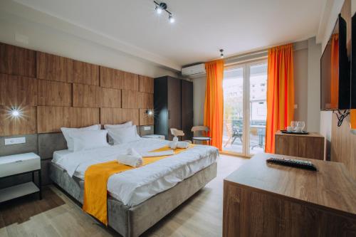 奥赫里德Villa Darki的一间卧室配有带橙色窗帘的大床