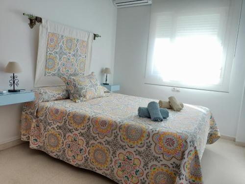 圣费尔南多Apartamentos Coralba - Dúplex Bahía de Cádiz的一间卧室配有一张床,上面有两条毛巾