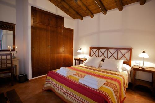 伊格拉德拉谢拉拉斯托巴斯酒店的一间卧室配有带毛巾的床