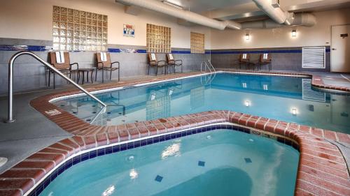 奥罗拉奥罗拉贝斯特韦斯特PLUS套房酒店的在酒店房间的一个大型游泳池