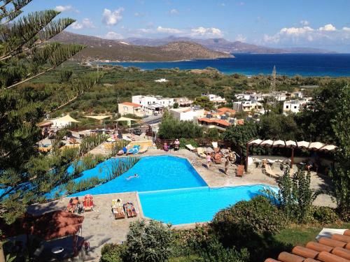 伊斯特隆Elpida Village的享有带游泳池的度假村景致