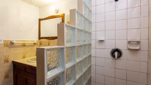 East End VillageMoonlight Cottage的一间带水槽和镜子的浴室