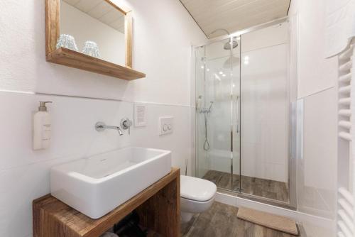 埃尔瓦尔德Das Halali - dein kleines Hotel an der Zugspitze的白色的浴室设有水槽和淋浴。