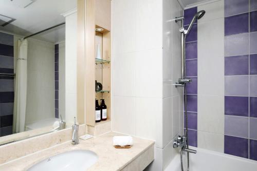 西归浦市Bloom Hotel的一间带水槽和淋浴的浴室