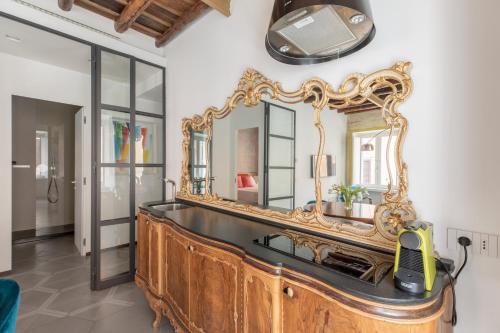 罗马iFlat Vatican High-End Apartment的浴室的墙上设有大镜子