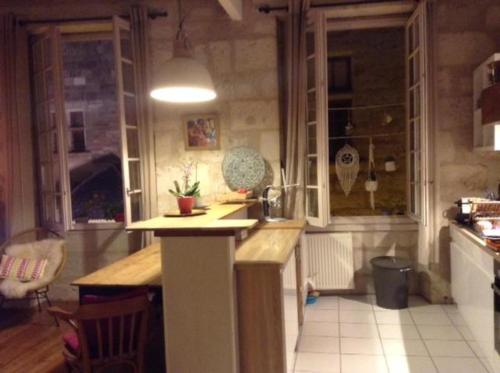 佩里格appartement coeur historique的一间厨房,房间中间有一个岛屿