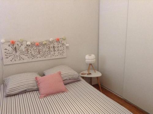 佩里格appartement coeur historique的一间卧室配有一张带粉红色枕头的床