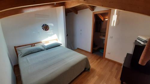 米萨诺阿德里亚蒂科La Casa Azzurra的一间带床的小卧室和一间浴室