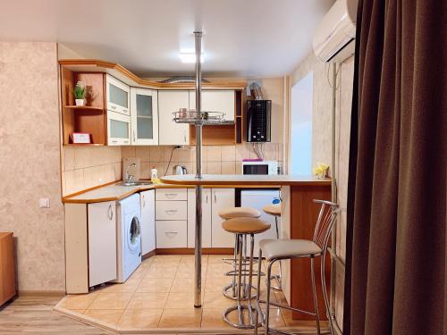 Apartment - Sobornyi Prospekt 97的厨房或小厨房