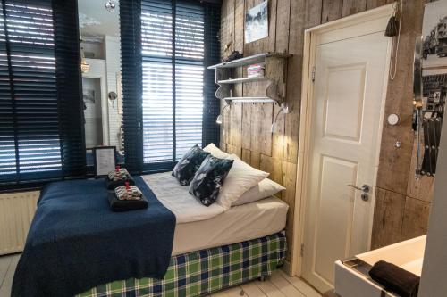 阿姆斯特丹阿姆斯特丹旅馆的配有枕头的床的客房