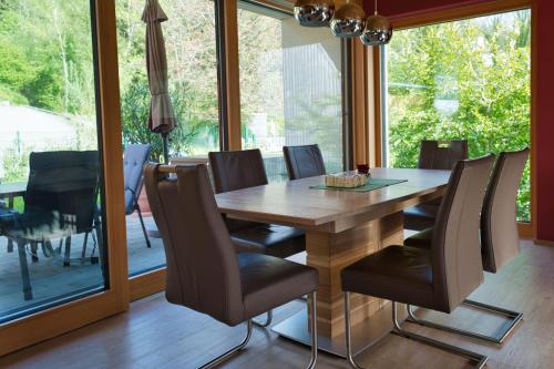 赫尔布兰茨Appartement Elisa的一间带木桌和椅子的用餐室
