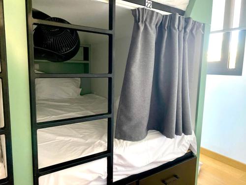 尼科西亚Urban Habitat Capsule Beds的黑色双层床间 - 带床和窗帘