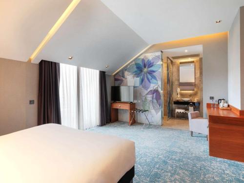 伊斯坦布尔Ibis Styles Istanbul Atasehir的配有一张床和一张书桌的酒店客房