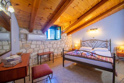 瓦西里科斯阿莫斯桑特岛别墅公寓的一间卧室设有一张床和木制天花板