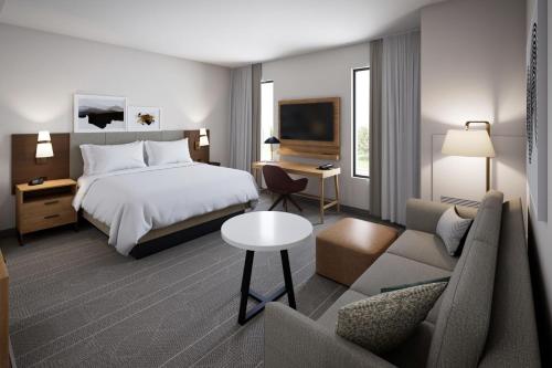 路易斯威尔Staybridge Suites - Louisville - Expo Center, an IHG Hotel的酒店客房,配有床和沙发