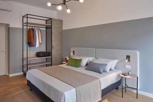马尔切西内Hotel San Carlo的一间卧室配有一张大床和一个衣柜