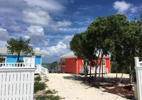 Behring PointMangrove Cay Sea View Villas的海滩上带白色围栏的房子