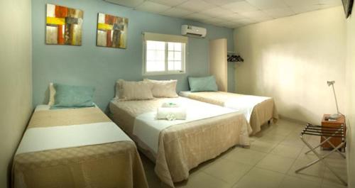 巴拿马城格马尔旅舍的一间卧室,配有两张床