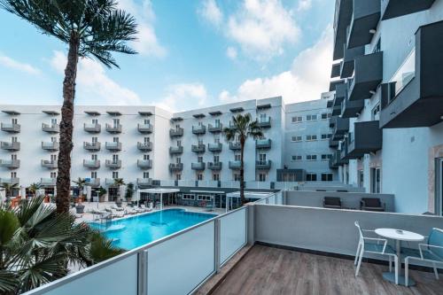 圣保罗湾城Bora Bora Ibiza Malta Resort - Music Hotel - Adults Only 18 plus的享有酒店游泳池景致的阳台
