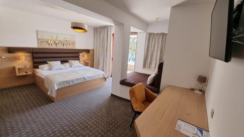 马林斯卡Villa Vista的酒店客房配有一张床铺和一张桌子。