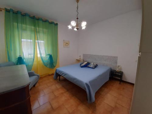 马帝斯兹罗Casa Vacanze da Franco的一间卧室配有一张床、一张沙发和一个窗口