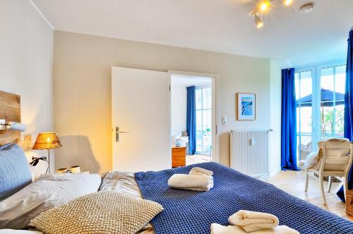 劳特尔巴赫Ferienwohnung Hafenliebe, Villa Vilmblick mit Meerblick的一间卧室配有带毛巾的床