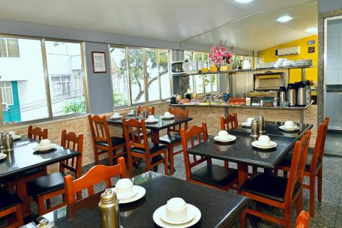 里约热内卢里约克拉罗酒店的一间带桌椅的餐厅和一间厨房