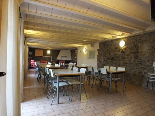 ClaverolRectoria de Claverol的一间带桌椅的餐厅以及砖墙