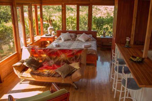 比亚米尔港切斯马纳加拉帕戈斯生态度假酒店的一间设有床铺的卧室,位于带窗户的房间内