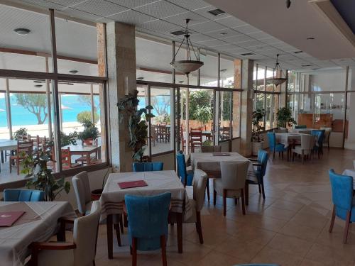 Poseidon Hotel餐厅或其他用餐的地方