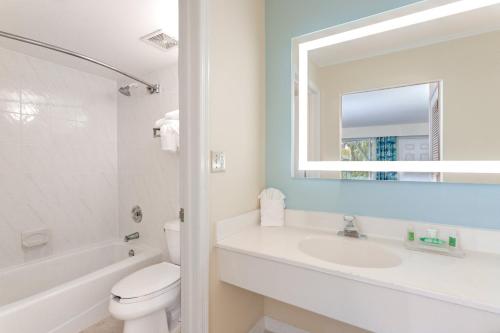 基拉戈基拉戈假日酒店的一间带水槽、卫生间和镜子的浴室