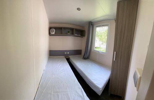 BoofzheimMobil home climatisé 6 personnes dans camping 3* Tohapi a BOOFZHEIM的小房间设有床和窗户