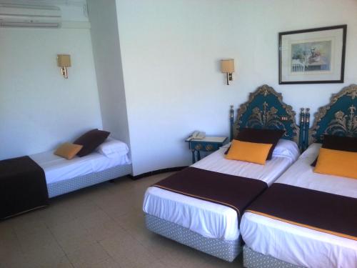 桑特费柳德吉克索尔斯德索尔旅舍的酒店客房 - 带两张带橙色枕头的床