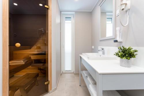 派尔努Maia Residence的一间带白色水槽和楼梯的浴室