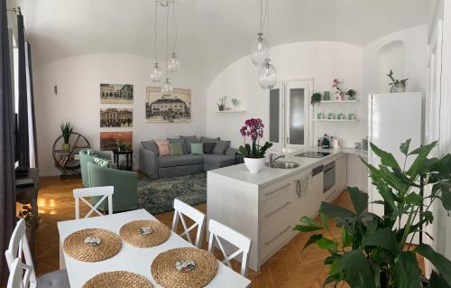 埃格尔Forst-Ház Apartman的厨房以及带桌椅的起居室。