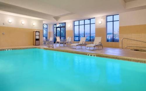盐湖城Holiday Inn & Suites Salt Lake City - Airport West, an IHG Hotel的蓝色的游泳池,位于酒店客房内
