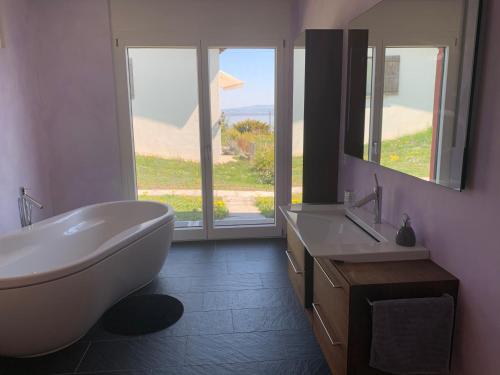 Villa au bord du lac de Morat avec vue imprenable的一间浴室
