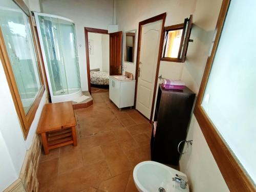 绍萨尔Apartamento Aymara de StarApsTenerife的一间带水槽和卫生间的小浴室