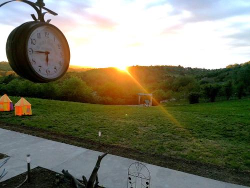 Velika RemetaSunny Side Fruska Gora -touristic estate的太阳在地里的时钟