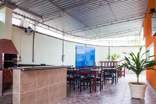 博拉塞亚Pousada Pesque Park的一间带桌椅的用餐室和一扇蓝色的门