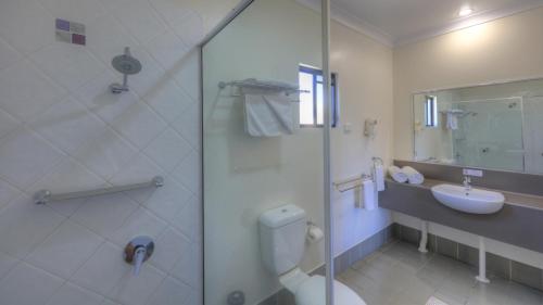 贡迪温迪贝斯特韦斯特阿斯科特寄宿汽车旅馆的浴室配有卫生间、盥洗盆和淋浴。